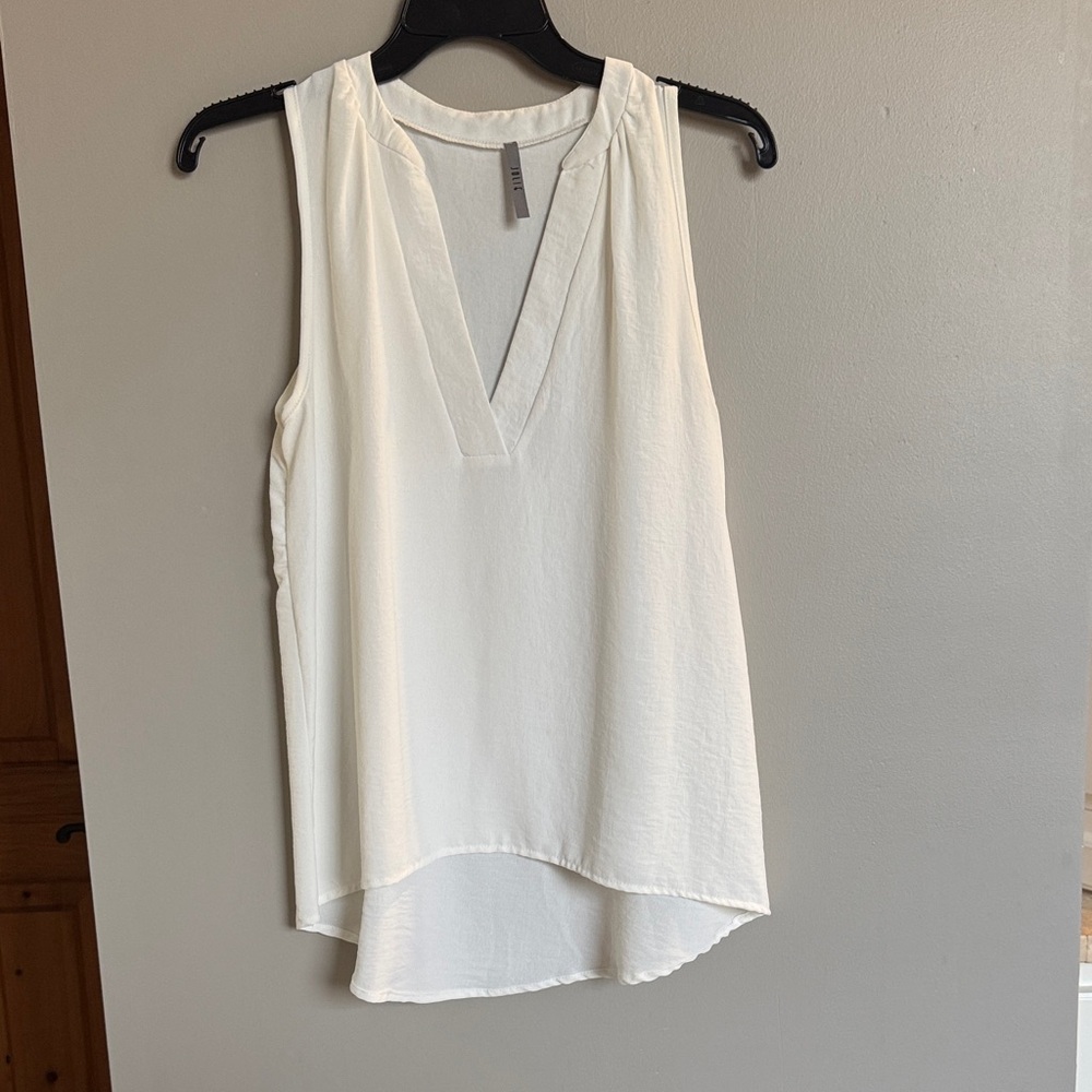 Jolie White V-Neck Sleeveless Blouse